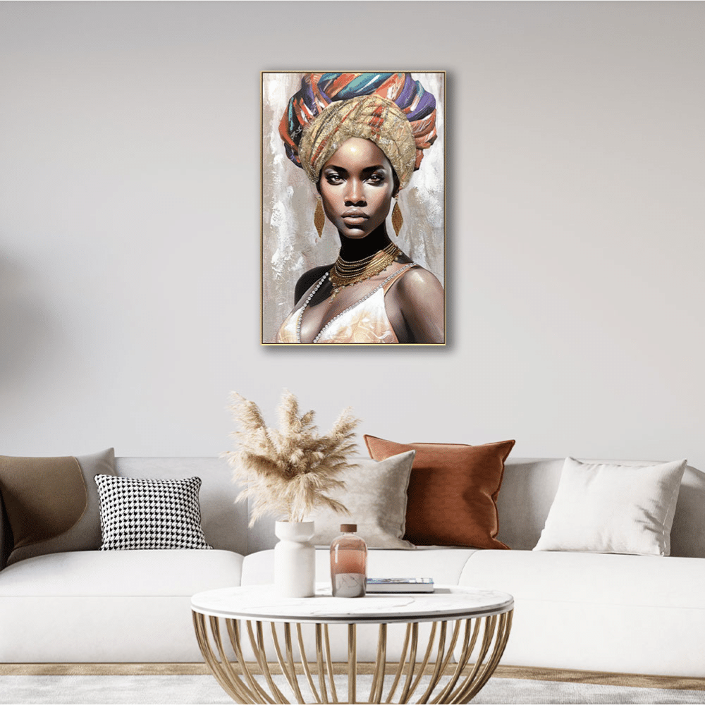 Portrait d'une femme africaine au turban coloré et bijoux dorés, décoration murale moderne au-dessus d'un canapé blanc.