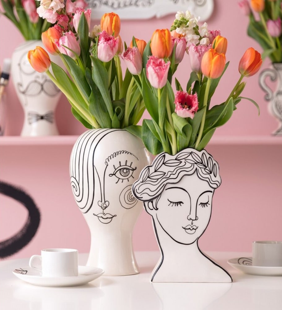 Vases Visages Modernes avec Tulipes pour Déco Intérieure Vases en céramique visages avec tulipes roses et orange, décoration minimaliste artistique sur fond rose.